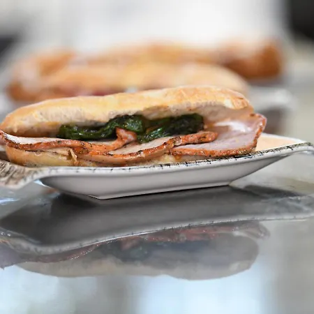 Mega Figueres מלון