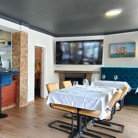 Mega Figueres מלון