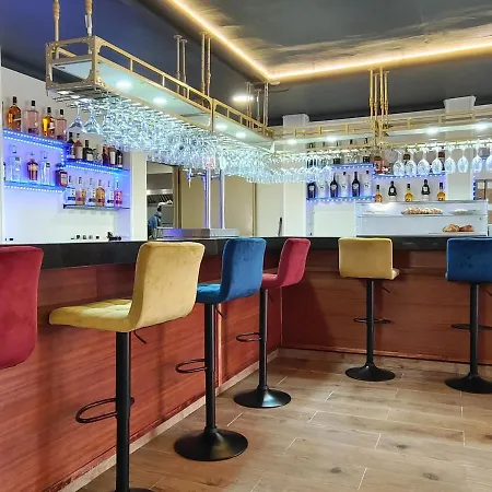 Mega Figueres מלון